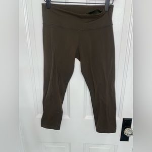 Lululemon 3/4 length brown leggings m. Almost an army green. Regular rise
